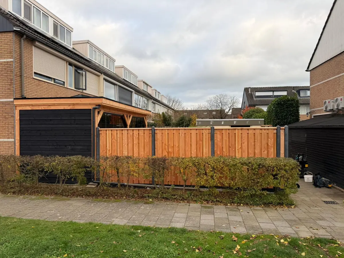 Beton-hout schutting met verticale planken